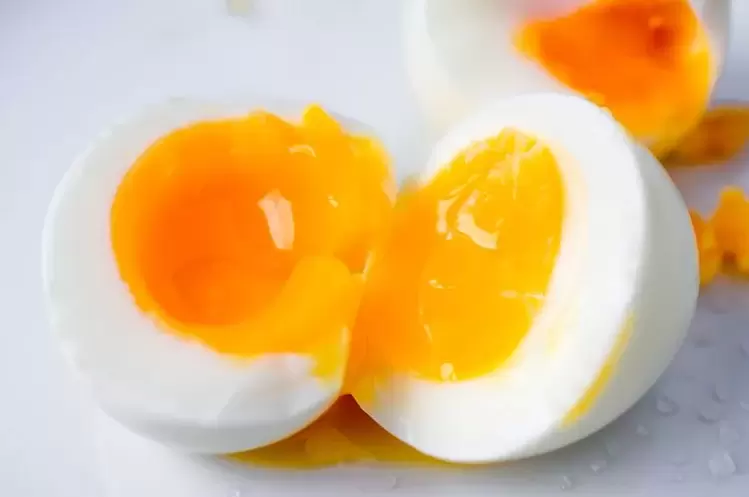 Soft boiled chicken eggs for a carbohydrate -free diet