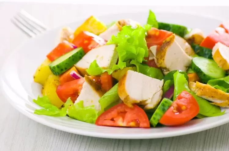 salads with vegetables and chicken for a carbohydrate-free diet