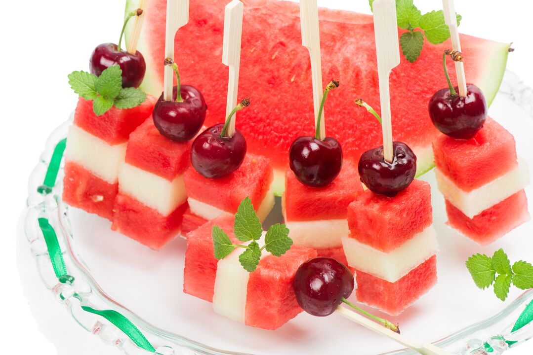 Canapés of watermelon, watermelon and cherries - delicious desserts for watermelon diet
