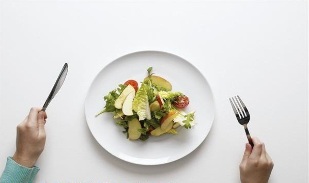 The food in smaller portions to lose weight